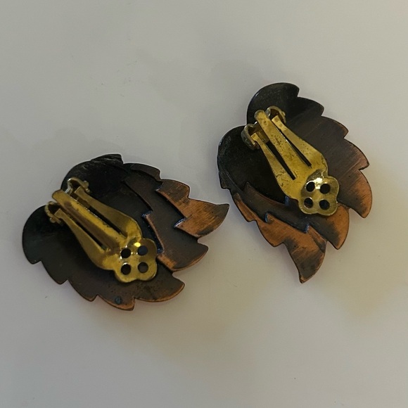 Unsigned Vintage Copper Triple Leaf Clip Earrings Very Good Autumn Fall Jewelry - Picture 2 of 2